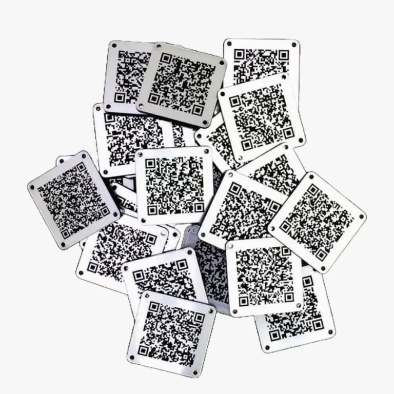 Metalizuoto plastiko plokštelės su išgraviruotais barkodais – tikslus lazerinis markiravimas produkcijos identifikacijai