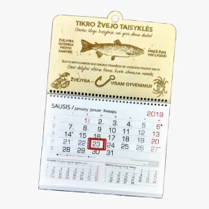 Graviruotas kalendoriaus viršelis iš faneros su tekstu „Tikro žvejo taisyklės“