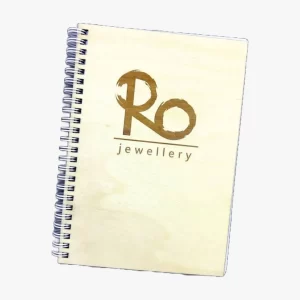 Graviruotas užrašų knygelės viršelis iš faneros su logotipu