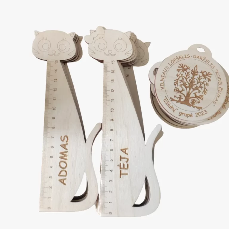 Medinės graviruotos liniuotės ir medaliai darželio vaikams – gamyba iš faneros, pjovimas ir graviravimas lazeriu pagal unikalų dizainą