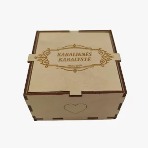 Nestandartinė medinė graviruota dėžutė – verslo dovana