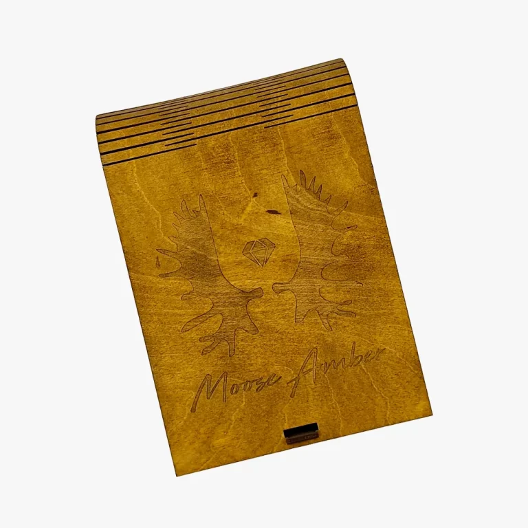 Nestandartinė medinė dėžutė su graviruotu paveiksliuku – gamyba ir graviravimas lazeriu pagal unikalų dizainą