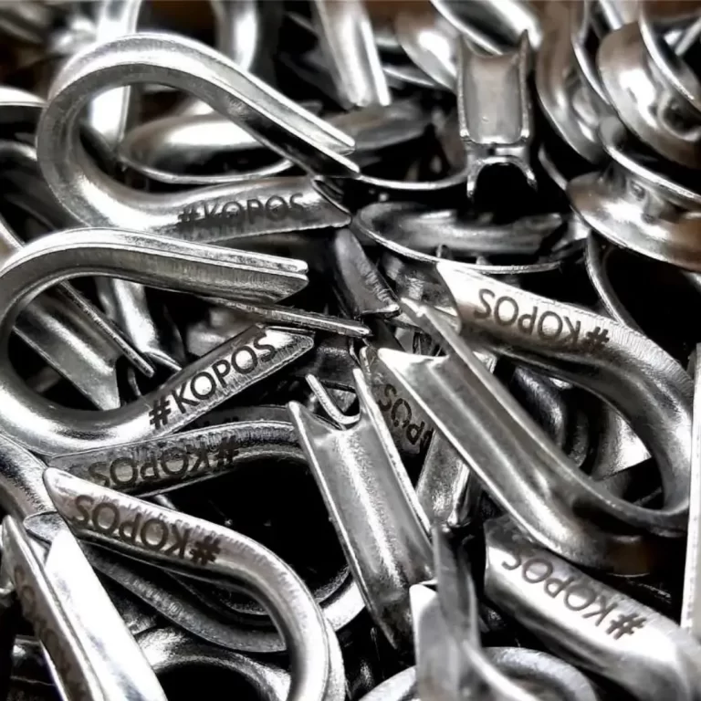 Graviruoti metaliniai karabinai su logotipu, vardu ar simboliu – lazerinis metalo graviravimas reklamai, dovanoms ar atributikai