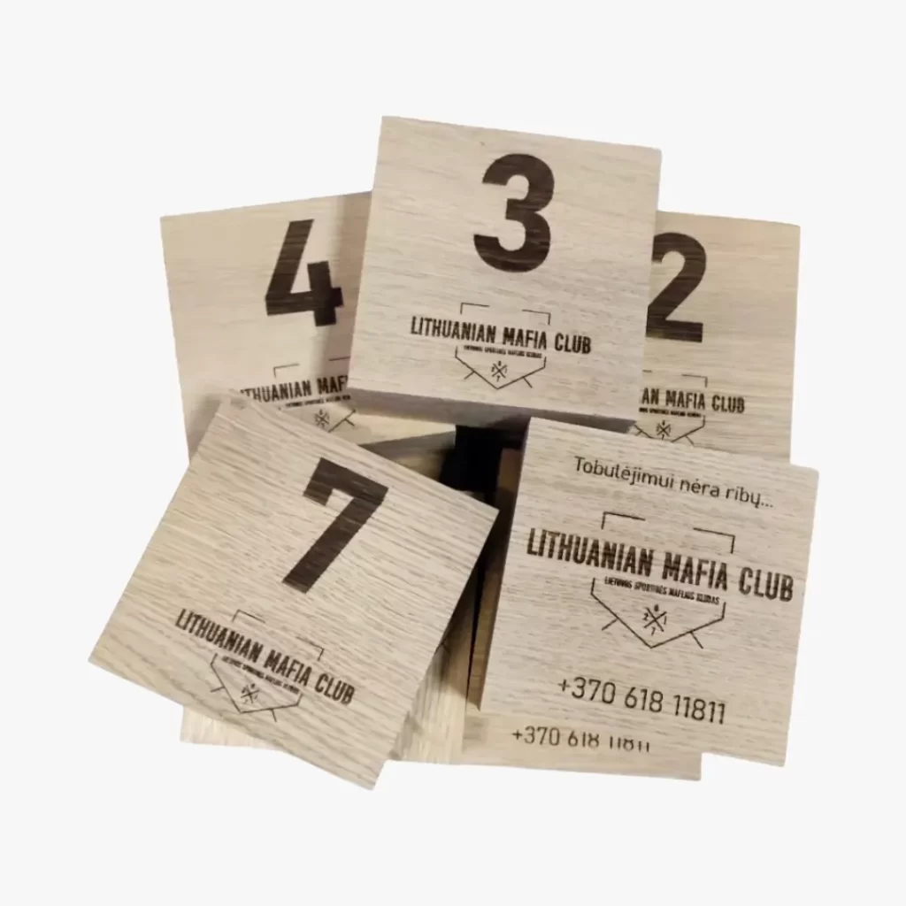 Graviruotos medinės kaladėlės su numeriais, logotipu ir kontaktine informacija