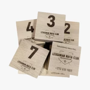 Graviruotos medinės kaladėlės su numeriais, logotipu ir kontaktine informacija