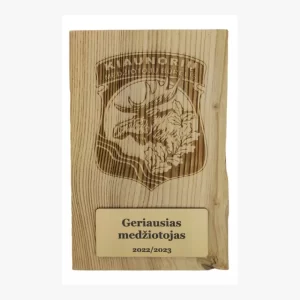 Nestandartinis medinis apdovanojimas su graviruota metalizuoto plastiko lentele "Geriausias medžiotojas"