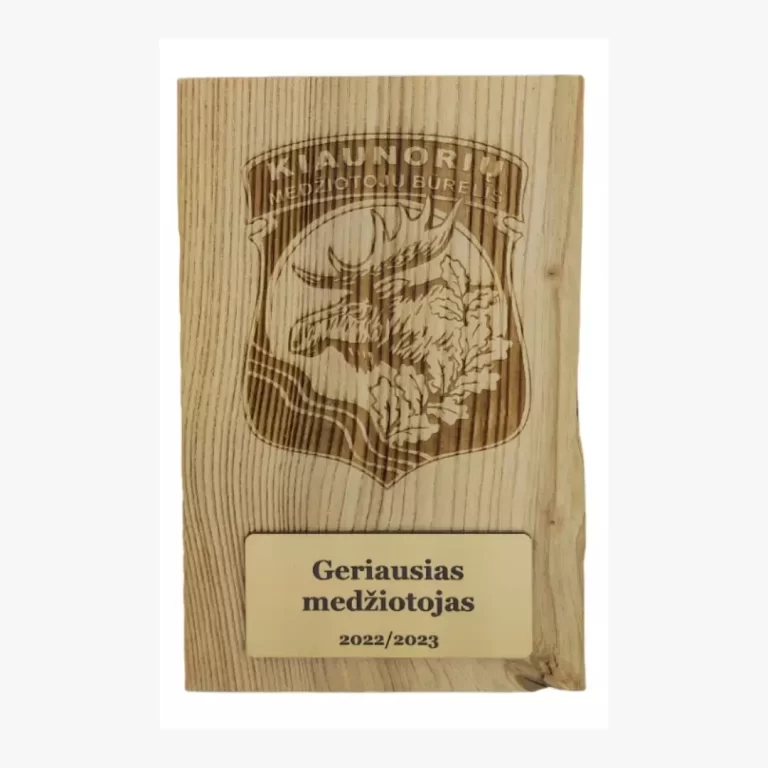 Nestandartinis medinis apdovanojimas su graviruota metalizuoto plastiko lentele "Geriausias medžiotojas"