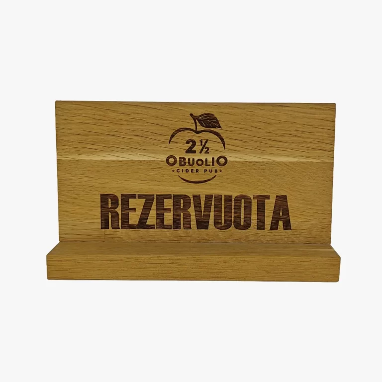 Nestandartinis graviruotas medinis stovelis su užrašu „Rezervuota“ restoranams