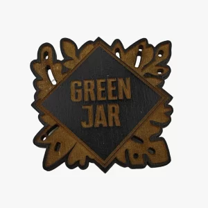 Lazeriu pjautas ir graviruotas medinis ženkliukas – medienos apdirbimas pagal unikalų dizainą