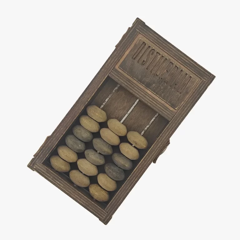 Nestandartinis medinis gaminys – grąžos dėžutė su graviravimu ir senoviniais skaitliukais, skirta restoranams