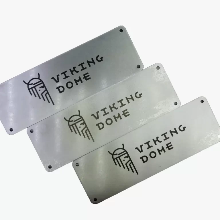 Metalinės plokštelės su graviruotu logotipu – profesionalus lazerinis metalo graviravimas Vilniuje verslo reikmėms ir ženklinimui