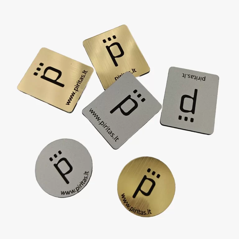 Graviruotos metalizuoto plastiko plokštelės produkcijos ženklinimui – gamyba ir lazerinis markiravimas pagal techninius reikalavimus