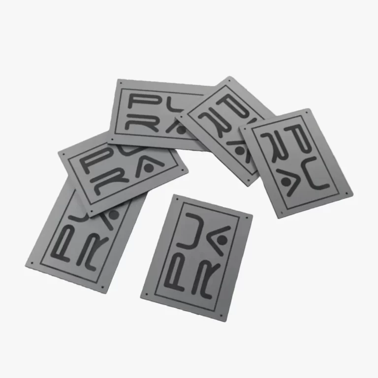 Graviruotos produktų ženklinimo plokštelės iš metalizuoto plastiko su gamintojo logotipu – profesionali gamyba ir lazerinis markiravimas