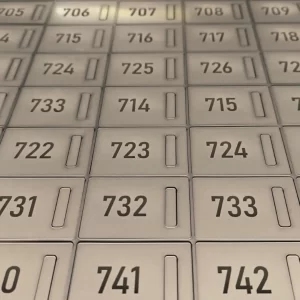 Plastikiniai rūbinės numerėliai su graviruotais numeriais – tikslus lazerinis pjovimas ir graviravimas pagal jūsų dizainą