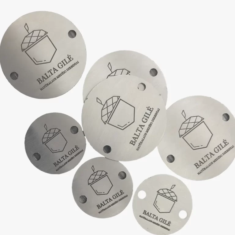 Graviruotos metalinės plokštelės su įmonės logotipu – lazerinis metalo graviravimas Vilniuje verslo reikmėms ir ženklinimui