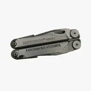 Graviruotas Leatherman peilis su tekstu „Radusiam bus atlyginta“ ir tel. numeriu – metalo graviravimas lazeriu pagal individualų užsakymą