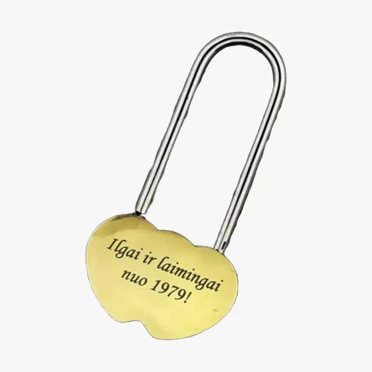 Graviruota metalinė spynelė su tekstu „Ilgai ir laiminai nuo..“ – lazerinis graviravimas Vilniuje šventinei atributikai ir dovanoms