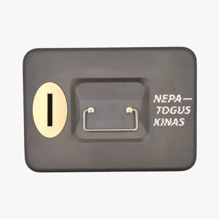 Graviruota metalinė taupyklė su vardu, tekstu ar logotipu – lazerinis metalo graviravimas Vilniuje dovanoms ir progoms