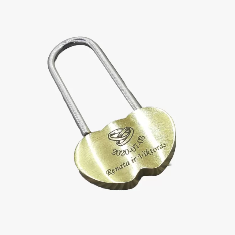 Graviruota metalinė spynelė su vestuvių data ir vardais – lazerinis graviravimas Vilniuje šventinei atributikai