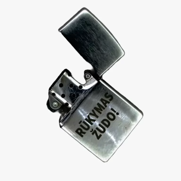 Blizgus metalinis žiebtuvėlis su graviruotu tekstu – elegantiška ir asmeniška dovana