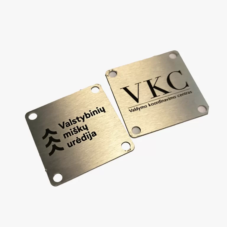 Graviruotos metalinės plokštelės su tekstu ar logotipu – preciziškas metalo graviravimas lazeriu Vilniuje pagal individualų dizainą