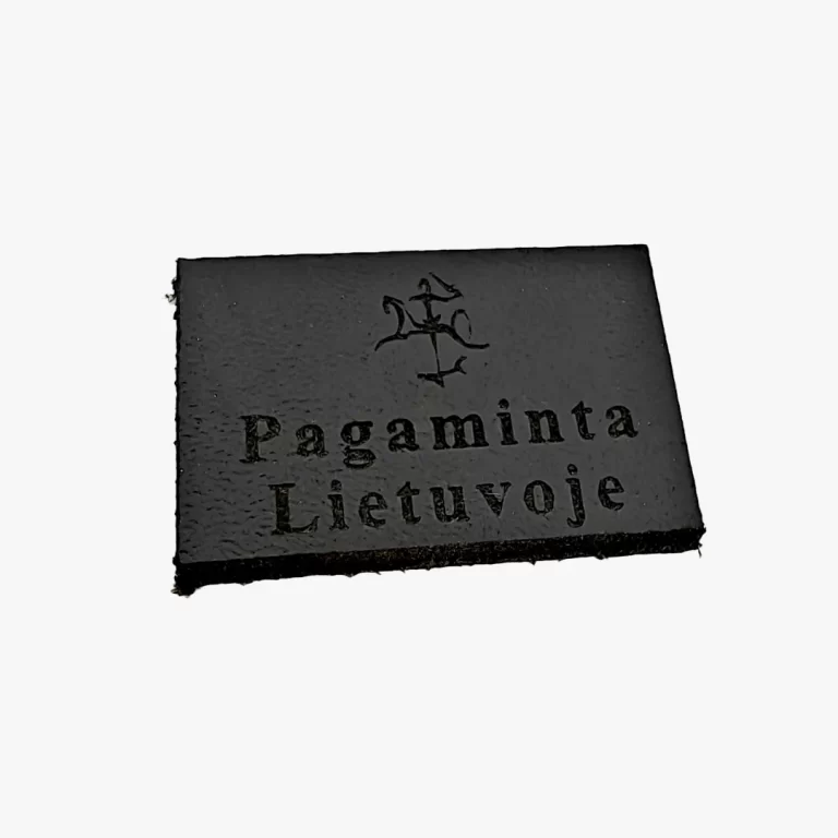 Graviruota odinė etiketė su tekstu „pagaminta Lietuvoje“ – kokybiškas lazerinis graviravimas odai pagal individualų dizainą
