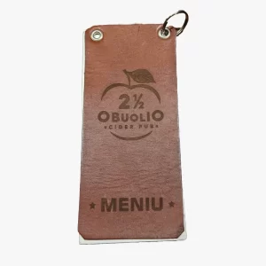 Graviruotas odinis viršelis su logotipu ar tekstu – kokybiškas lazerinis graviravimas odai pagal individualų dizainą