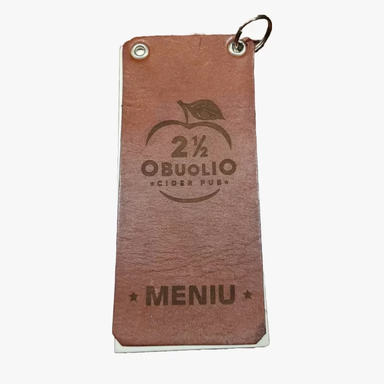 Graviruotas odinis viršelis su logotipu ar tekstu – kokybiškas lazerinis graviravimas odai pagal individualų dizainą