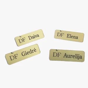 Lazeriu pjautos ir graviruotos vardų kortelės iš plastiko – individualus dizainas, preciziška gamyba ir ženklinimas lazeriu