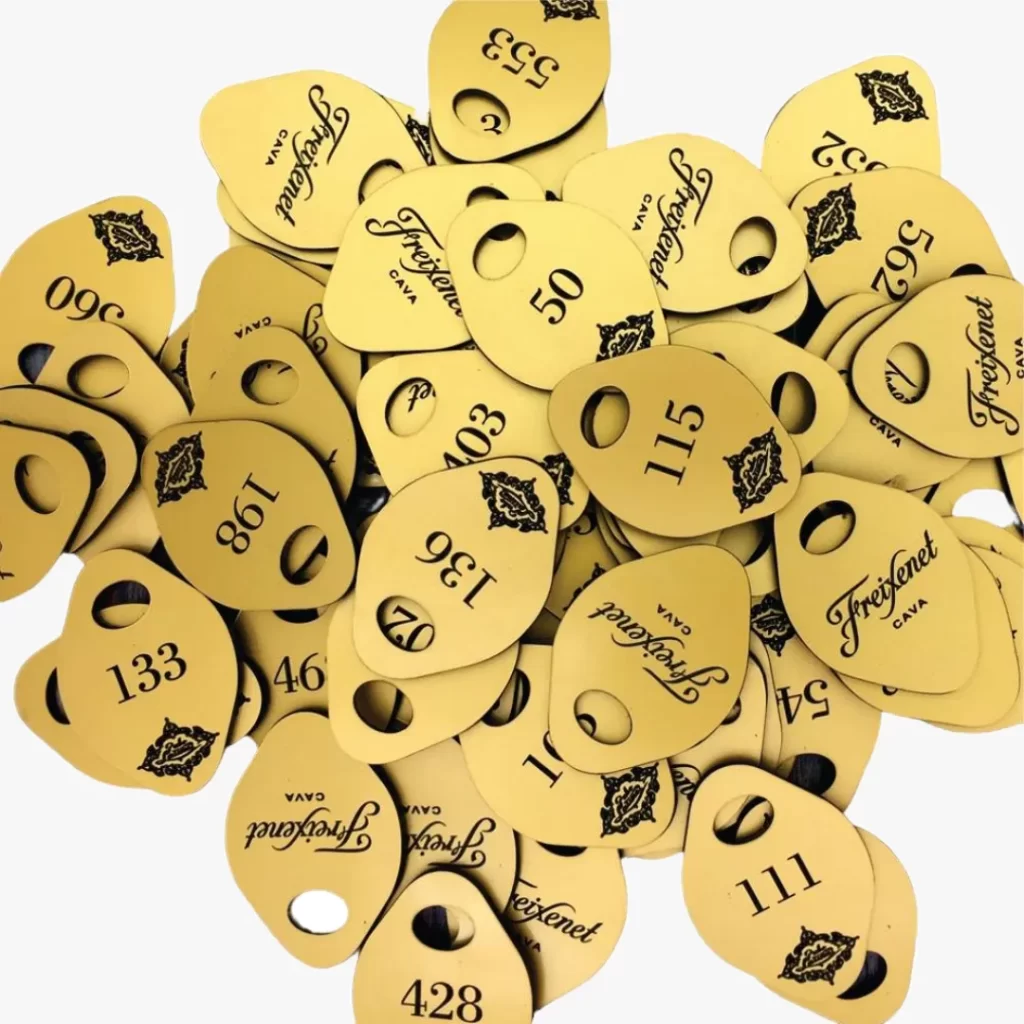 Lazeriu pjauti ir graviruoti plastikiniai rūbinės numerėliai – kokybiška gamyba pagal individualų dizainą ir numeraciją, su rėmėjų logotipu