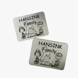 Graviruotos plastikinės lentelės su tekstu – preciziškas pjovimas ir graviravimas lazeriu pagal individualų dizainą