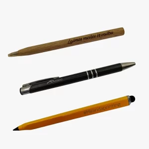 Graviruoti tušinukai iš įvairių medžiagų su logotipais ar palinkėjimais – lazerinis ženklinimas Vilniuje verslo dovanoms ir reklamai