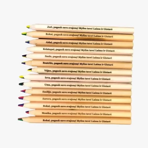 Graviruoti mediniai pieštukai su vaikų vardais ir palinkėjimais – lazerinis graviravimas dovanoms, mokyklai, darželiui ar šventei