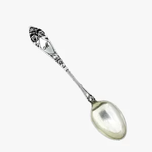 Graviruotas sidabrinis šaukštelis su tekstu ar inicialais – preciziškas lazerinis graviravimas sidabrui pagal individualų užsakymą