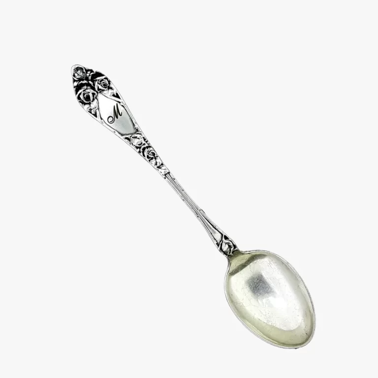 Graviruotas sidabrinis šaukštelis su tekstu ar inicialais – preciziškas lazerinis graviravimas sidabrui pagal individualų užsakymą