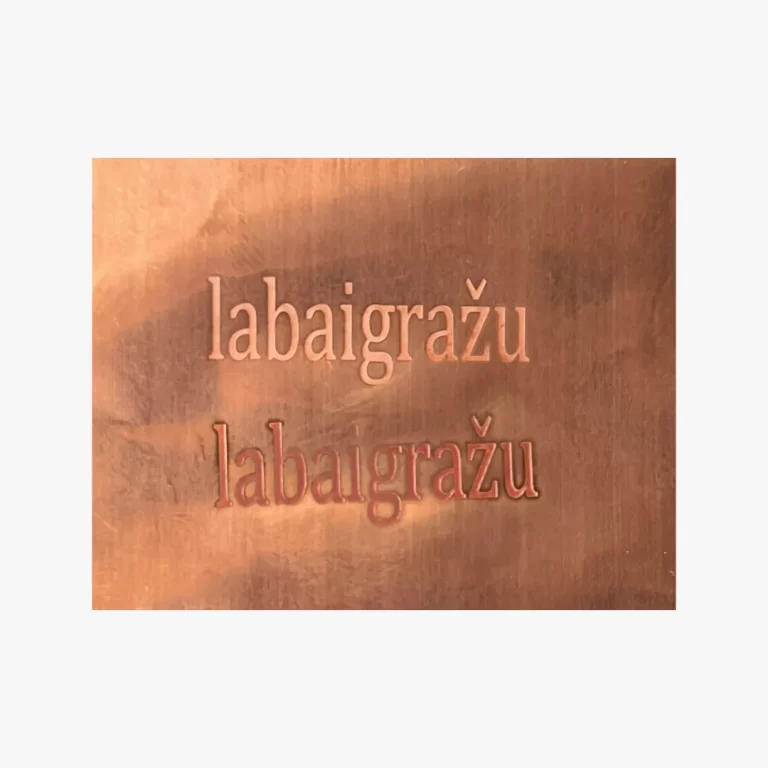 Graviruota varinė plokštelė su tekstu „labai gražu“ – preciziškas lazerinis graviravimas vario paviršiams pagal individualų dizainą