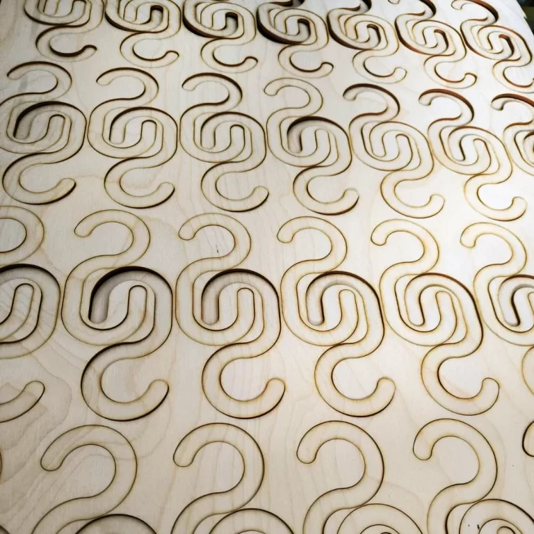 Lazeriu pjauti kabliukai iš faneros – pjovimo paslauga pagal užsakymą