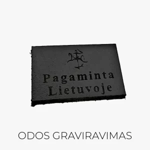Graviruota odos detalė su Lietuvos herbu ir užrašu „Pagaminta Lietuvoje“