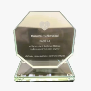 Graviruotas stiklinis apdovanojimas su padėkos tekstu – stiklo graviravimo lazeriu paslauga