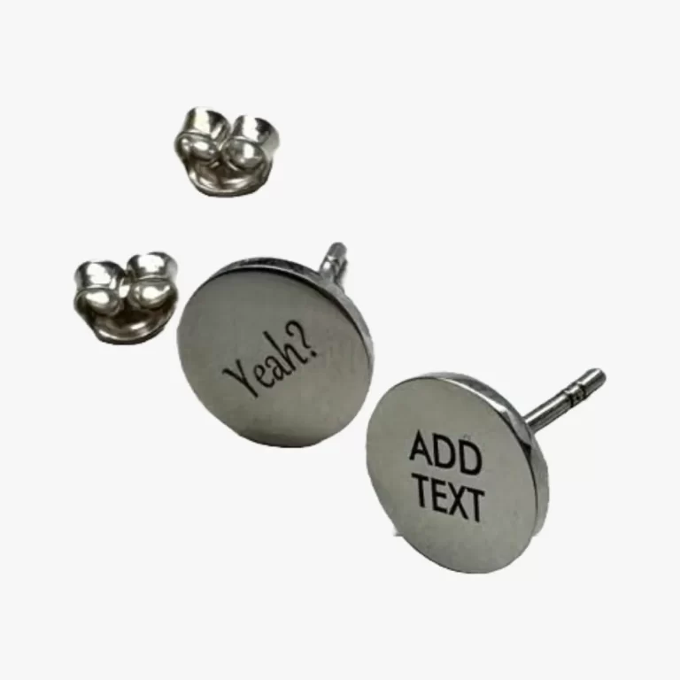 Lazerinis graviravimas ant auskarų – preciziškas tekstų ir simbolių ženklinimas juvelyriniuose dirbiniuose pagal individualų dizainą.