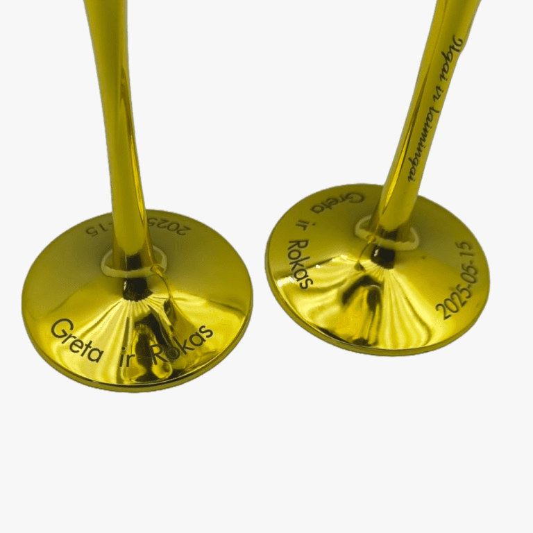 Lazerinis graviravimas ant metalinių vestuvinių taurių – tikslus, estetiškas ir ilgaamžis ženklinimas pagal individualų dizainą.