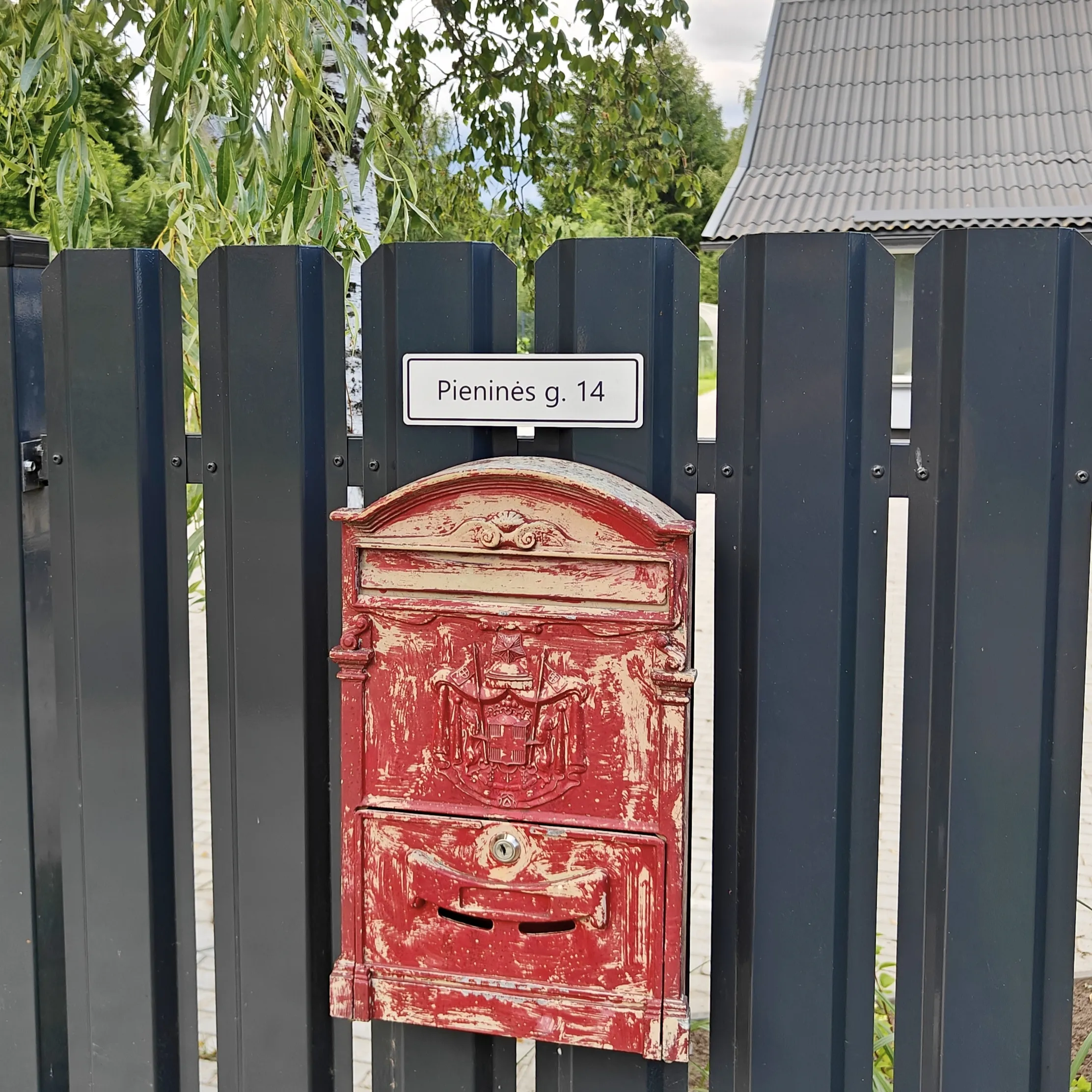 Graviruota adreso lentelė iš metalizuoto plastiko – pjovimo, graviravimo lazeriu ir maketavimo paslauga pagal individualų dizainą