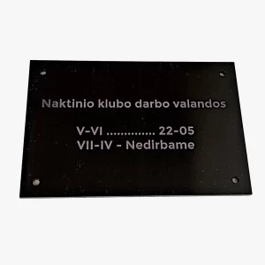 Graviruota lentelė su darbo laiku – gali būti gaminama iš plastiko, organinio stiklo, medienos ar metalo