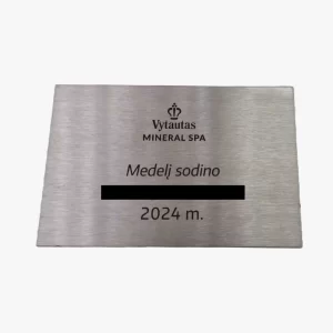 Graviruota identifikacinė lentelė iš metalo ar plastiko – atspari drėgmei, UV spinduliams ir temperatūrų pokyčiams. Tinka lauko sąlygoms.