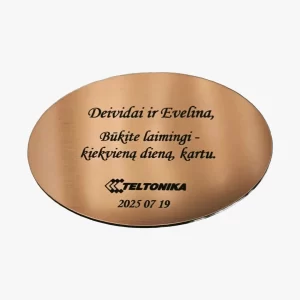 Graviruota lentelė dovanai iš metalizuoto plastiko – vestuvių proga nuo kolegų, gaminama pagal individualų dizainą iš įvairių medžiagų