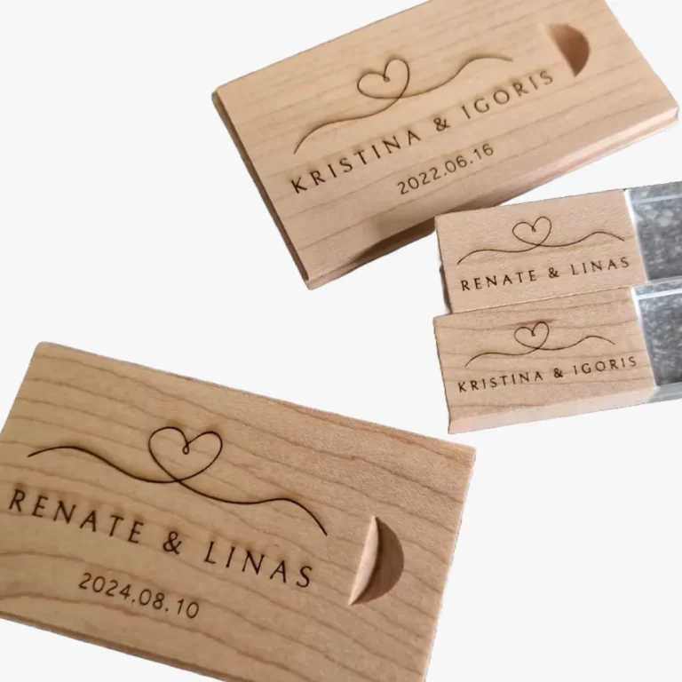 Lazerinis graviravimas ant USB – tiksli ir estetiška paslauga logotipams, tekstams ar simboliams ženklinti.