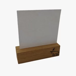 Nestandartinis medinis laikiklis su graviravimu – gamyba, projektavimas ir lazerinis graviravimas pagal individualų dizainą