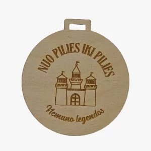Graviruotas medalis iš faneros – tvarus apdovanojimas sporto renginiams, žygiams, darbo šventėms ar darželiams. Galimos ir kitos medžiagos.