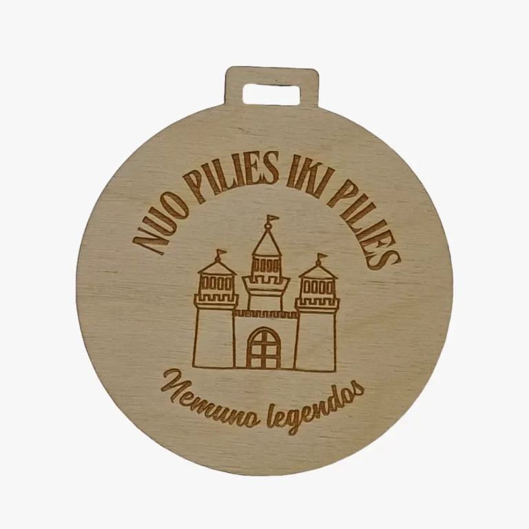 Graviruotas medalis iš faneros – tvarus apdovanojimas sporto renginiams, žygiams, darbo šventėms ar darželiams. Galimos ir kitos medžiagos.