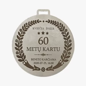 Graviruotas medalis kaip kvietimas į jubiliejų – gali būti iš metalo, faneros ar plastiko, su personalizuotu tekstu ir dizainu.